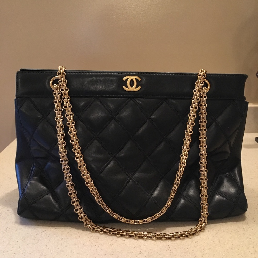 CHANEL : Double Chain Shoulder Bag